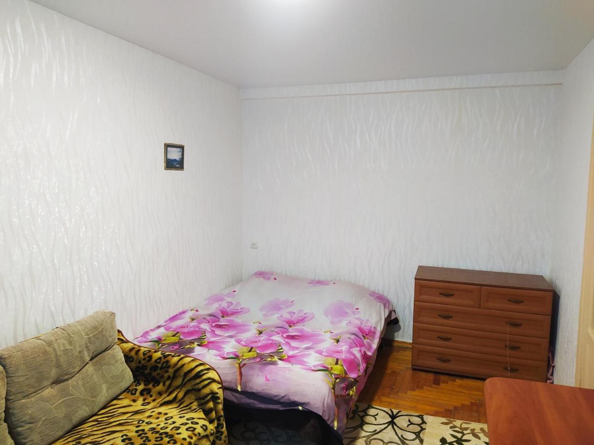 1-Комн. Квартира В Центре Возле Козак Палаца! Zaporizhia Extérieur photo